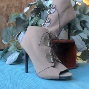 Elle shoes size 9 bootie heels lace up light olive color